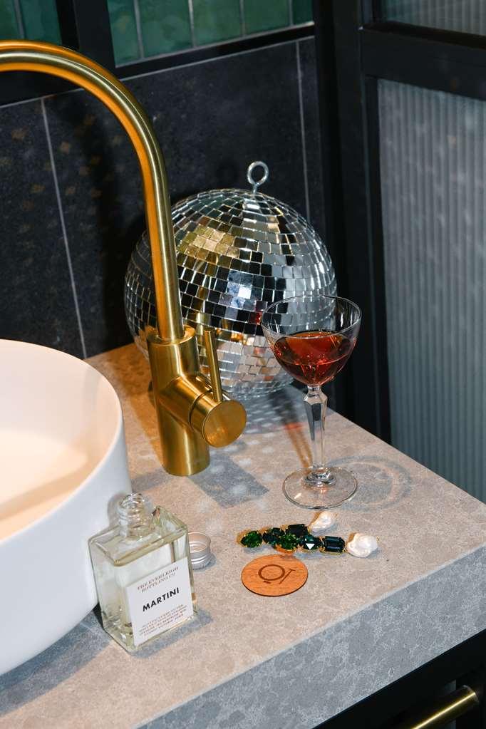 Hotel Qt Newcastle Esterno foto A disco ball in a bathroom