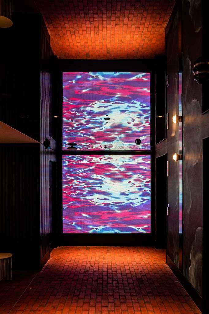 Hotel Qt Newcastle Interno foto The 10-metre-high (33 ft) glass wall in the foyer