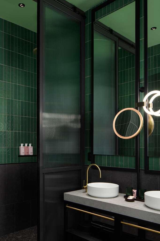 Hotel Qt Newcastle Esterno foto Bathroom